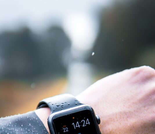 스마트워치와 함께 건강하게, ‘디지털 웰니스’ 실천법 확산 person wearing Apple Watch at 14:24