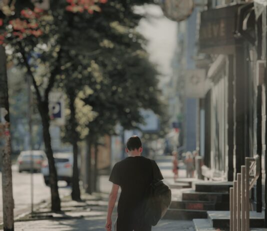 “여성 건강, 일상에서 챙긴다”…바뀌는 셀프케어 트렌드와 실천법 man in black hoodie walking on sidewalk during daytime