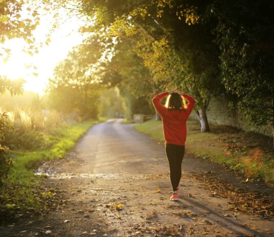 ‘작은 변화가 큰 건강을 만든다’…일상 속 걷기 습관, 어떻게 시작할까? woman walking on pathway during daytime