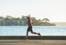 러닝 전후, 스트레칭의 정석: 시작은 ‘동적’, 마무리는 ‘정적’! man running near sea during daytime