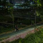 일상 속 걷기 운동, ‘걷기 챌린지’가 바꾼 건강한 하루 a couple of people walking down a street at night