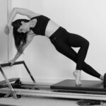 필라테스 강사 고르는 법: “자격증이 전부가 아니다?” 나랑 꼭 맞는 ‘인생 강사’ 찾는 체크리스트 woman in black sports bra and black leggings doing yoga