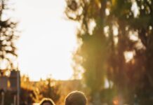 여성 건강관리, 작은 습관 변화가 만드는 큰 차이 a group of people sitting on top of a lush green field