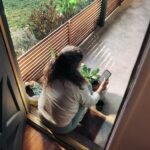 만성피로, 작은 습관 변화로 극복… 한국 일상을 위한 실천 전략 Woman sitting on balcony with smartphone